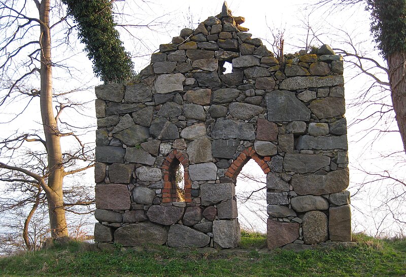 Fil:Ruinen i Hörte, Skåne.jpg
