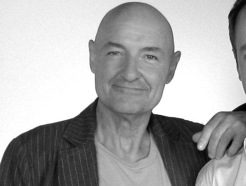 Fil:Terry O'Quinn with fan cropped.jpg