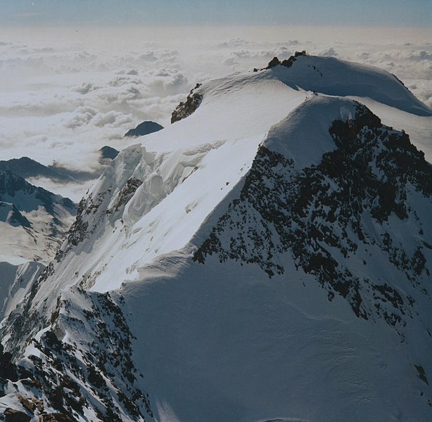 Fil:Zumsteinspitze von der Dufourspitze.jpg