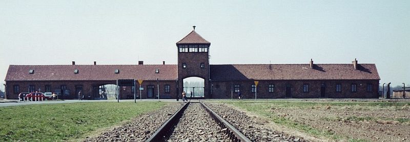 Fil:AuschwitzCampEntrance.jpg