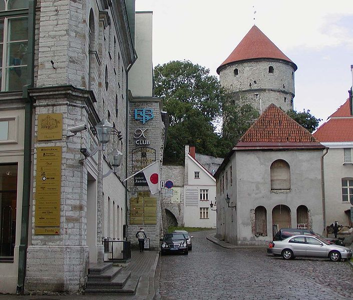 Fil:Tallinn old town side street.jpg