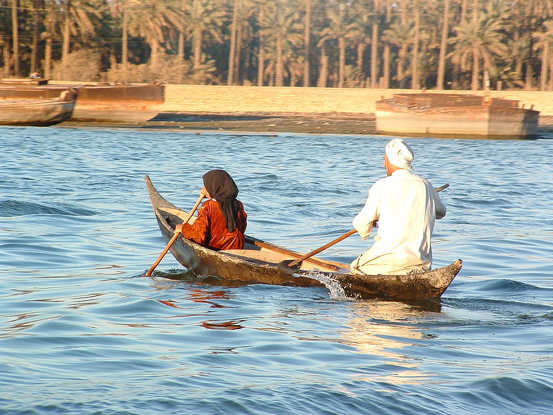 Fil:Boat on Euphrates.jpg