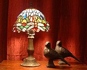 Fil:Tiffany dragonfly lamp with pigeon sculptures.jpg