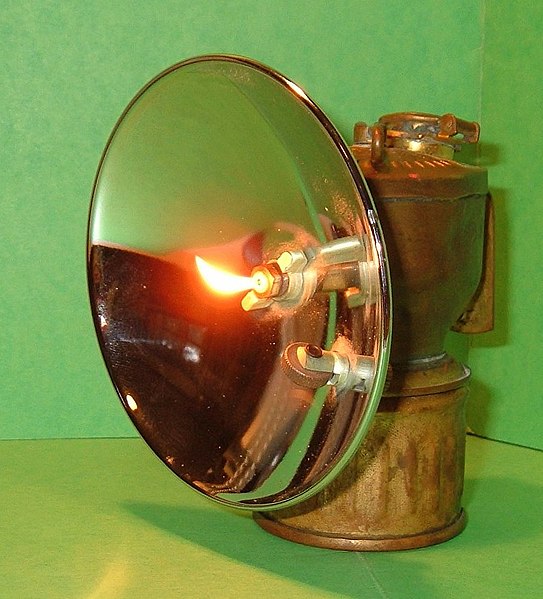Fil:Carbide lamp lit.jpg