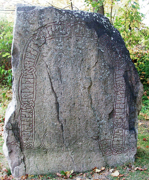 Fil:Styrstads kyrka Runestone Og153.jpg