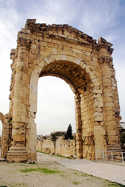 Fil:Tyre Triumphal Arch.jpg