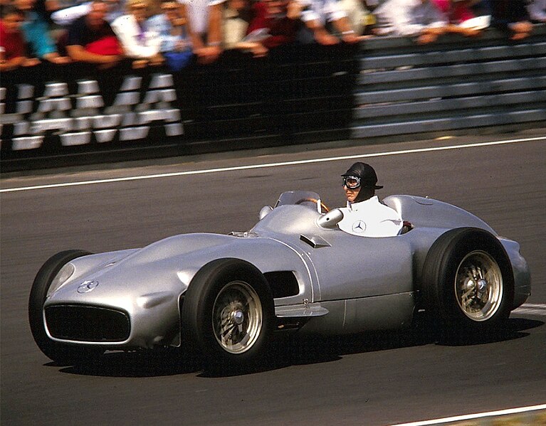 Fil:Fangio-MB-W196-3lMotor-1986.jpg