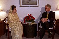 Khaleda Zia till vänster, bredvid Bill Clinton