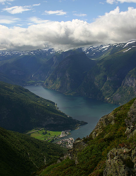 Fil:View of the Aurlandsfjord, Aurlandsvangen and Flam from below the Prest Summit.jpg