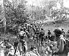 Amerikanska soldater tar en vilopaus under slaget om Guadalcanal. Striderna om ön pågick från 7 augusti 1942 till 9 februari 1943.