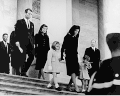 President John F. Kennedys begravning den 25 november 1963, tre dagar efter mordet. Från vänster: skådespelaren Peter Lawford, brodern Robert F. Kennedy med hustrun Ethel och änkan Jacqueline Kennedy som leder sina barn Caroline och John F. "John John" Jr.