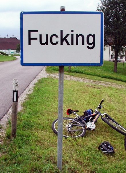 Fil:Fucking, Austria, street sign.jpg