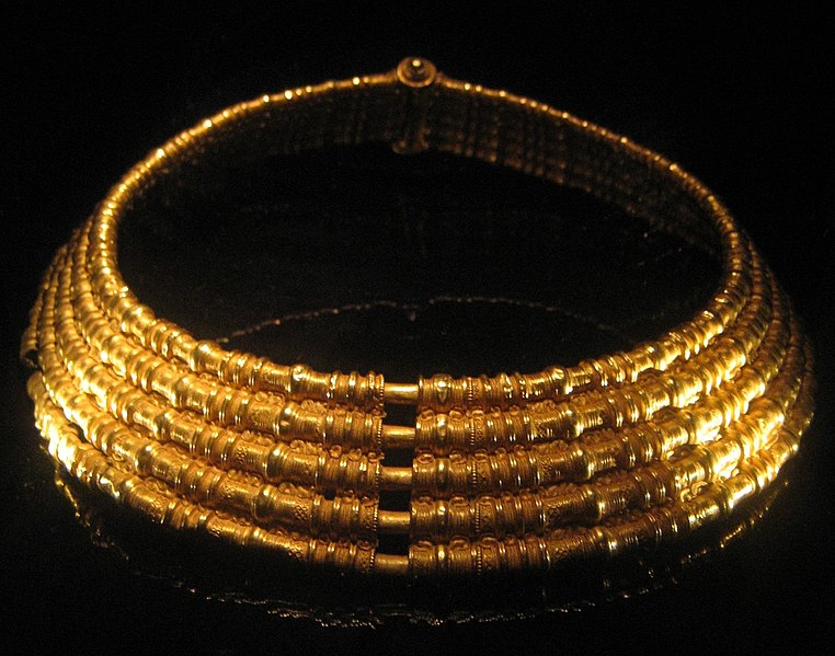 Fil:Golden necklace from Färjestaden, Sweden.jpg