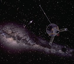 En konstnärs tolkning av Pioneer 10 i höjd med Neptunus omloppsbana. Den starkt lysande stjärnan snett ovanför bildens mitt är solen.
