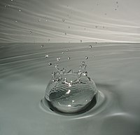 En vattendroppes nedslag på en vattenyta.