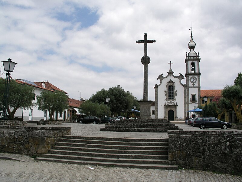 Fil:Refoios do Lima-Igreja02.jpg