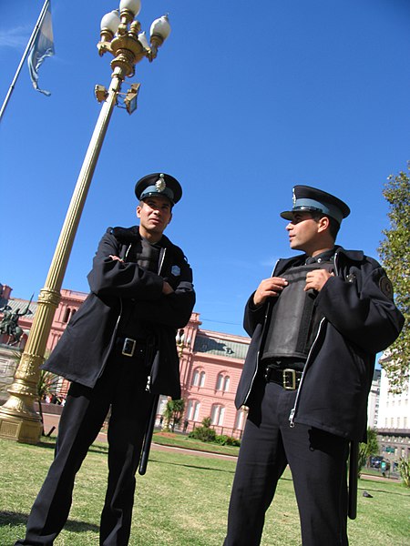 Fil:Buenos Aires - Plaza de Mayo - Policía Federal Argentina.jpg