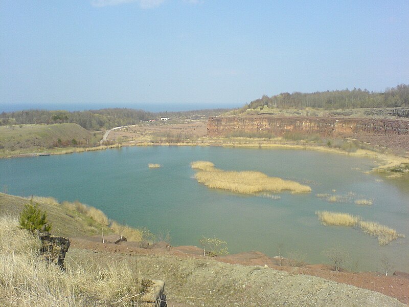 Fil:Hällekis quarry artificial lake.JPG