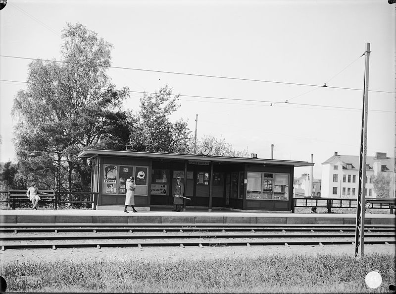 Fil:Lindevägen hållplats i Enskede gård 1931.jpg