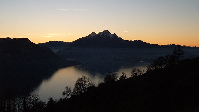 Fil:Pilatus Lake Lucerne.jpg