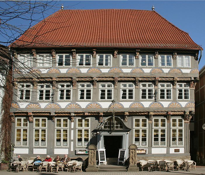 Fil:Stiftsherrenhaus Hameln.jpg