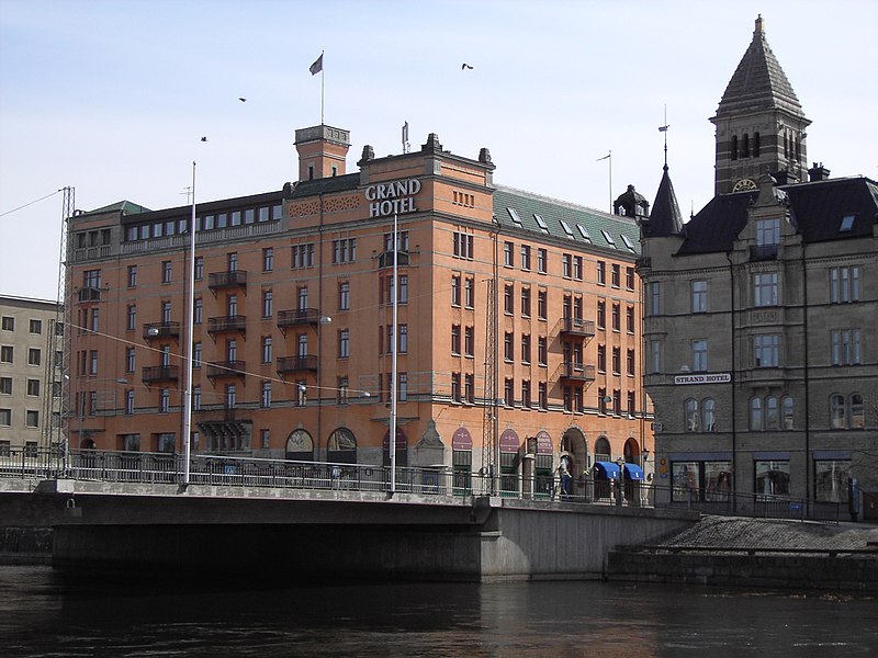 Fil:Grand Hotel och Saltängsbron april 2005.jpg