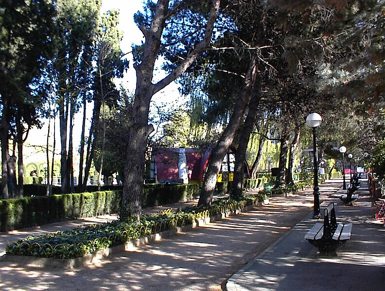 Fil:Huesca-Parque Miguel Servet.jpg