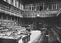 Underhusets gamla kammare som byggdes av Sir Charles Barry förstördes av tyska bomber under andra världskriget. De grundläggande dragen i Barrys utformning behölls när kammaren återuppbyggdes.