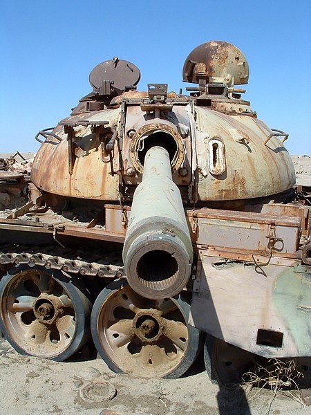Fil:Rusting tank at the Highway of Death in Iraq.jpg