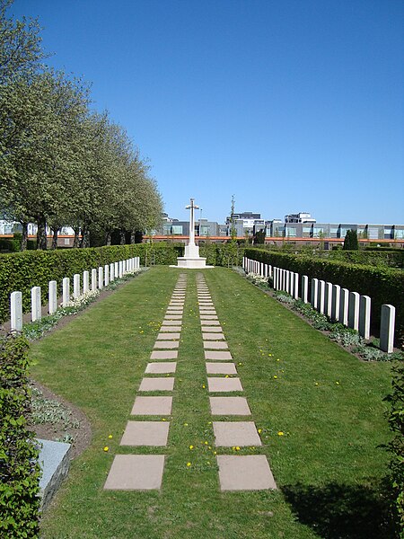 Fil:Pålsjö kyrkogård, Samväldets soldatkyrkogård.jpg