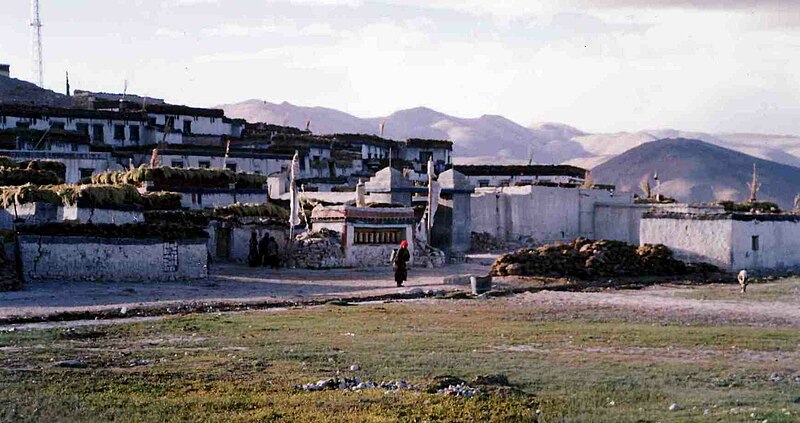 Fil:Tingri town, Tibet. 1993.jpg
