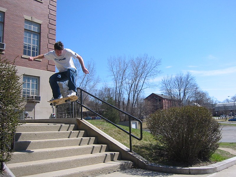 Fil:Ollie over the stairs.jpg