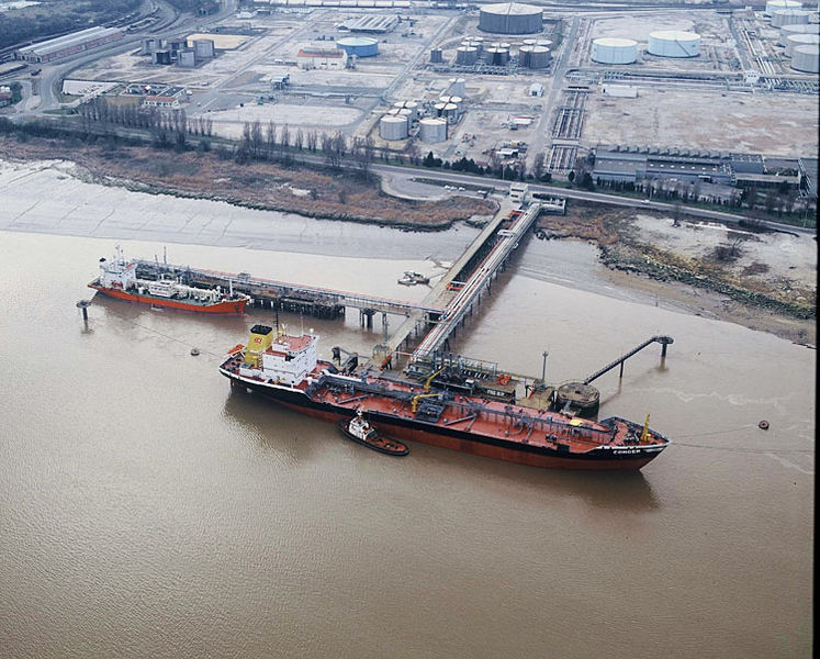 Fil:Pauillac tanker unloading.jpg