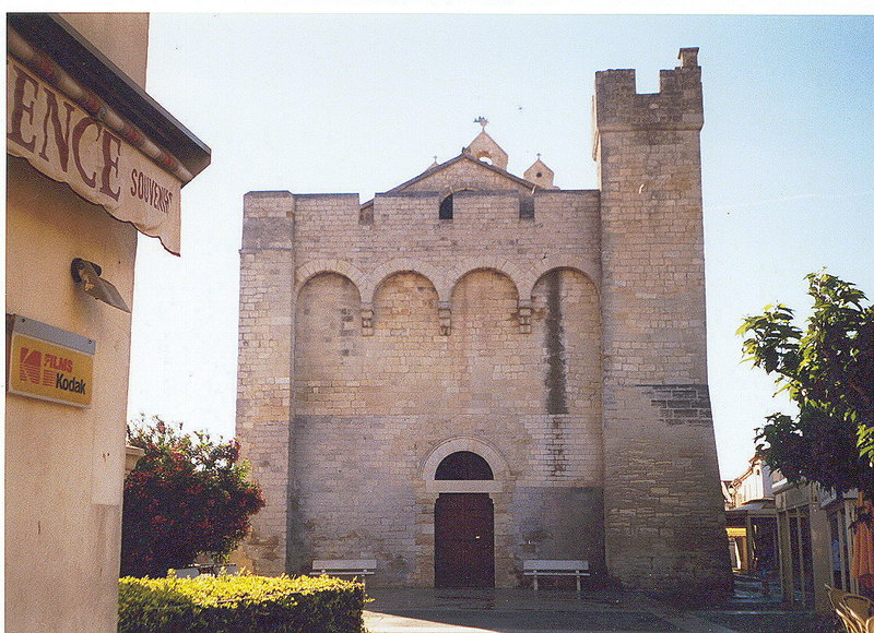 Fil:Saintes-Maries-de-la-Mer-Chiesa-fortezza.jpg