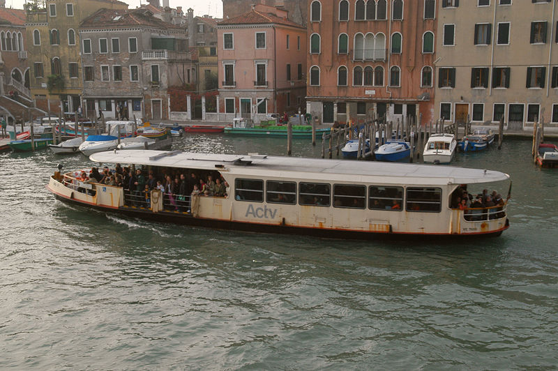 Fil:Venice Vaporetto.jpg