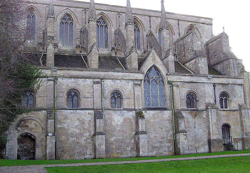 Fil:Malmesbury.abbey.exterior.rearview.arp.jpg