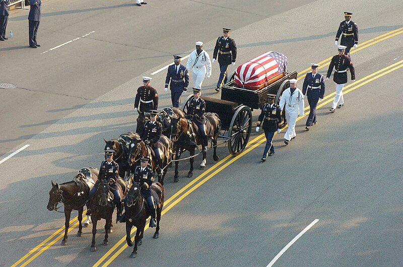 Fil:Ronald Reagan casket on caisson during funeral procession.jpg