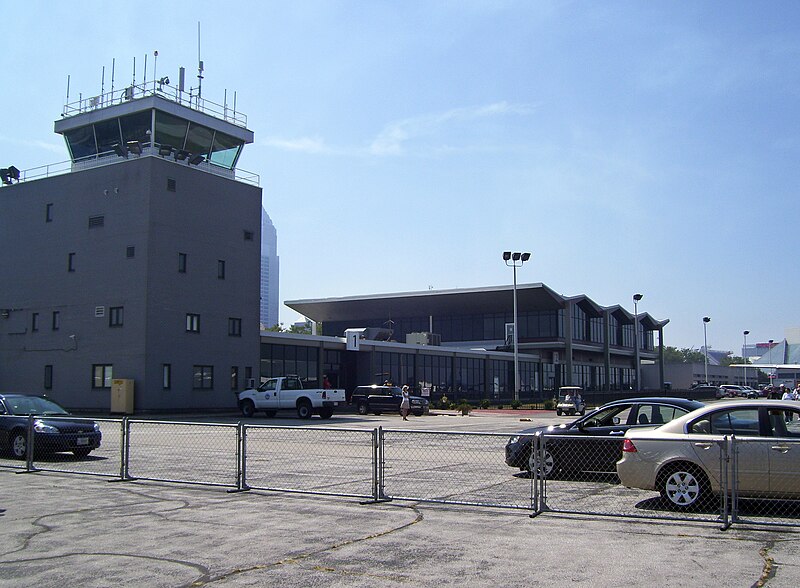 Fil:Cleveland Burke Lakefront Airport.jpg