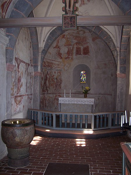 Fil:Kävlinge gamla kyrka sanctuary.jpg