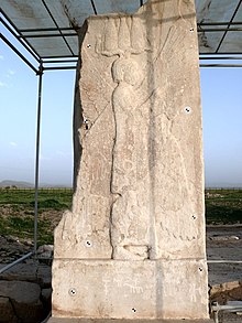 En relief som hittats i Pasargadae visar en bevingad figur som tros vara Kyros, avbildad med fyra assyriska vingar, en egyptisk hemhem-krona och persisk klädnad.