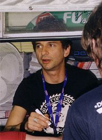 Dave Gahan skriver autografer i Rock am Ring 2003