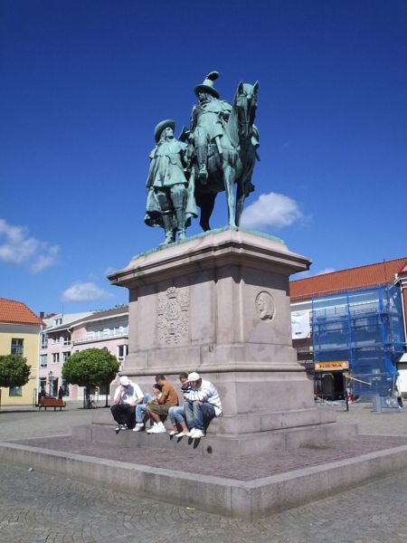 Fil:Karl X Gustavs staty på Kungstorget i Uddevalla, den 3 juni 2006.JPG