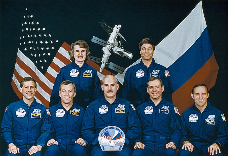 Fil:STS-79 crew.jpg