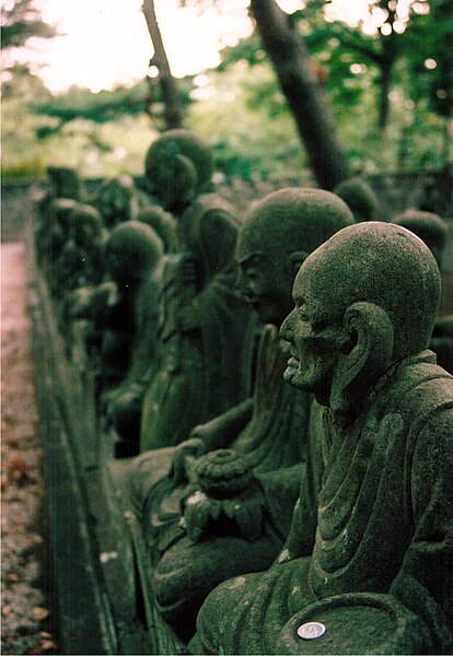 Fil:Statues of Rakan in Kawagoe.jpg