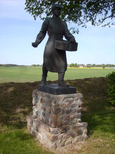 Fil:Gottfrid Larssons staty Såningsmannen, vid Vallerstads kyrka, den 12 maj 2008.jpg