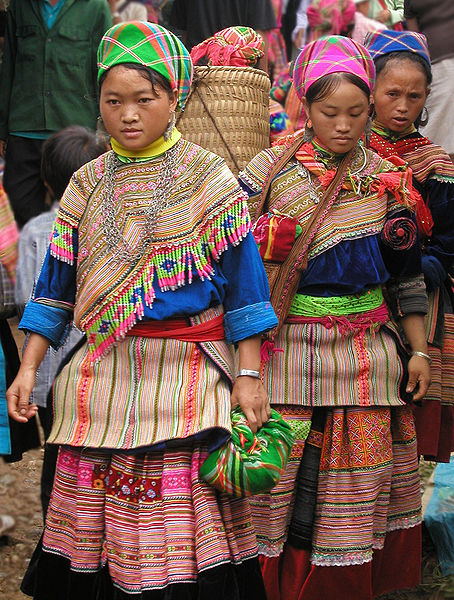 Fil:Hmong women at Coc Ly market, Sapa, Vietnam.jpg