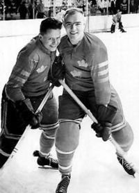 Gösta Sandberg (till vänster) vid VM i ishockey 1961, tillsammans med kompisen Hans Mild.