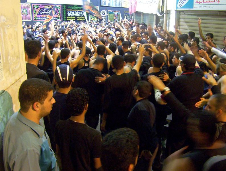 Fil:Muharram procession 2, Manama, Bahrain (Feb 2005).jpg