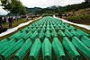 Draperade kistor på begravningsplatsen Potocari med offer från Srebrenicamassakern. Massakern, som inleds den 11 juli 1995, betraktas som det värsta folkmordet i Europa sedan andra världskriget.