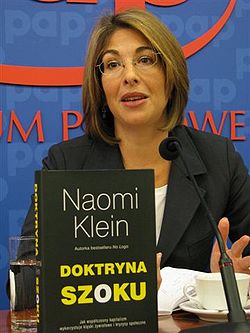 Naomi Klein med den polska utgåvan av Chockdoktrinen. Foto: Mariusz Kubik